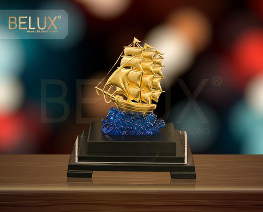 Mô Hình Thuyền Buồm Dát Vàng - M8