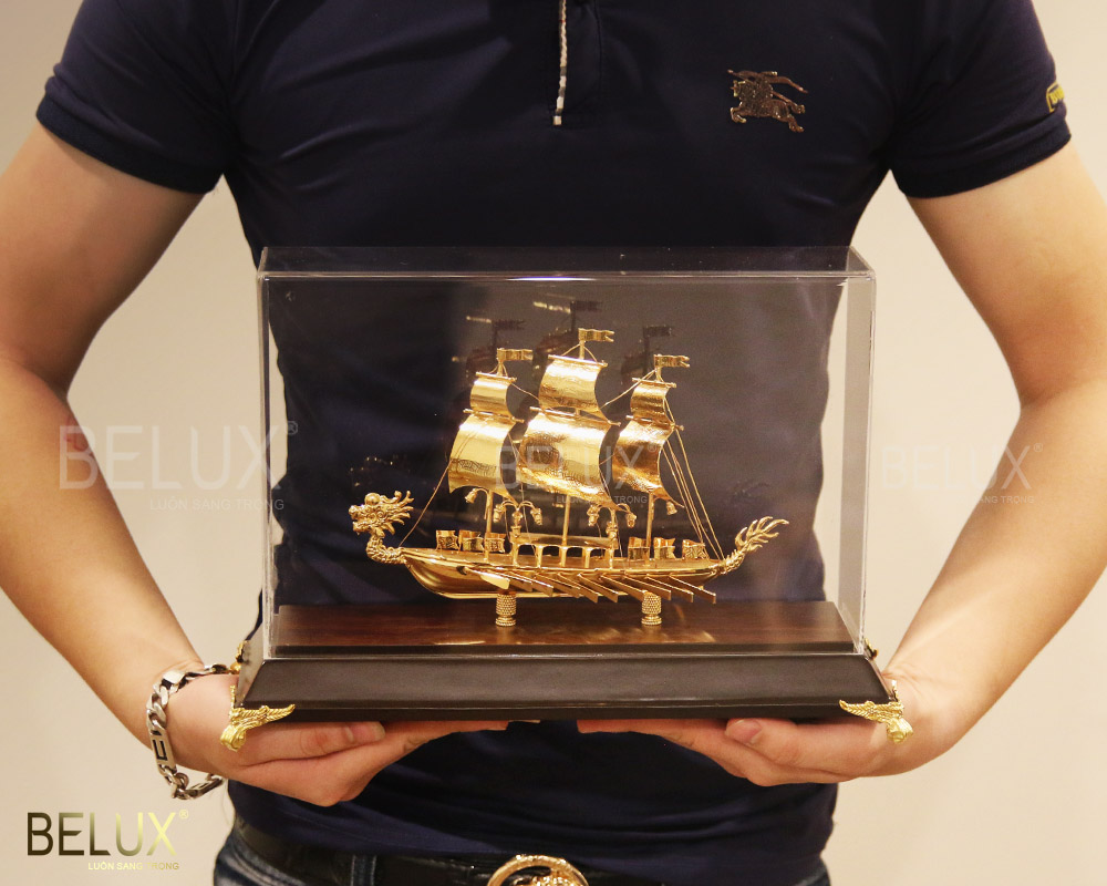 Mô hình thuyền buồm đầu rồng mạ vàng 24K – M14