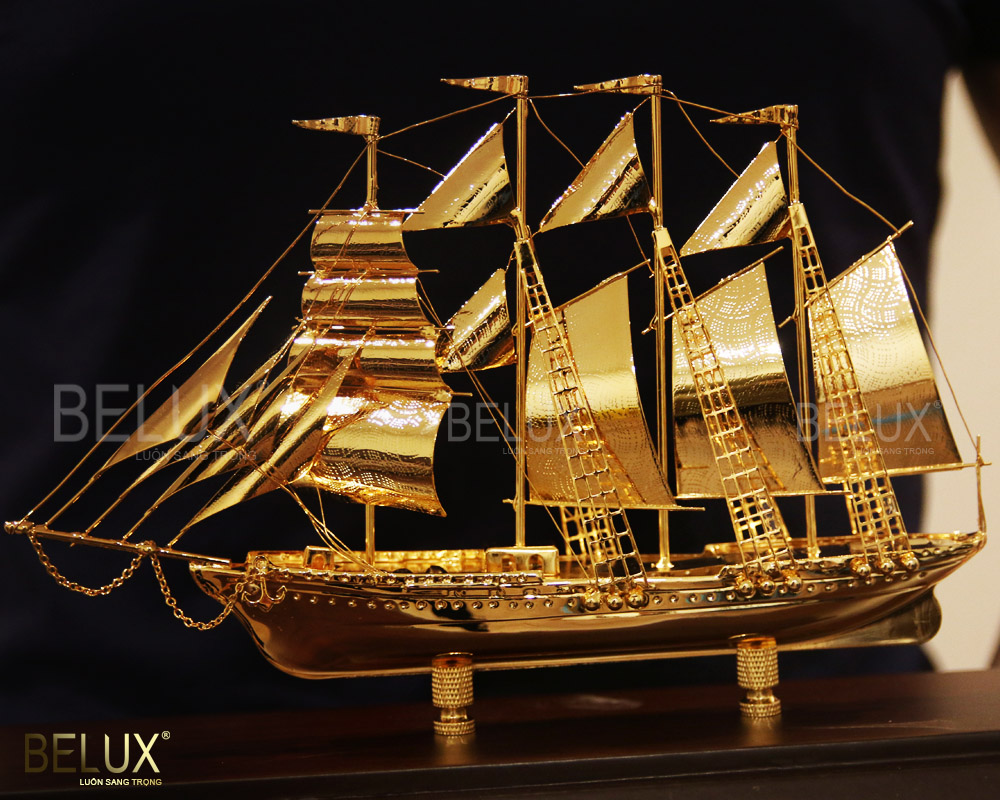 Mô hình thuyền buồm đầu rồng mạ vàng 24K – M14