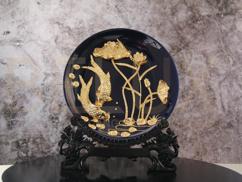 Đĩa cá chép hoa sen dát vàng 24k D20 nền tím than