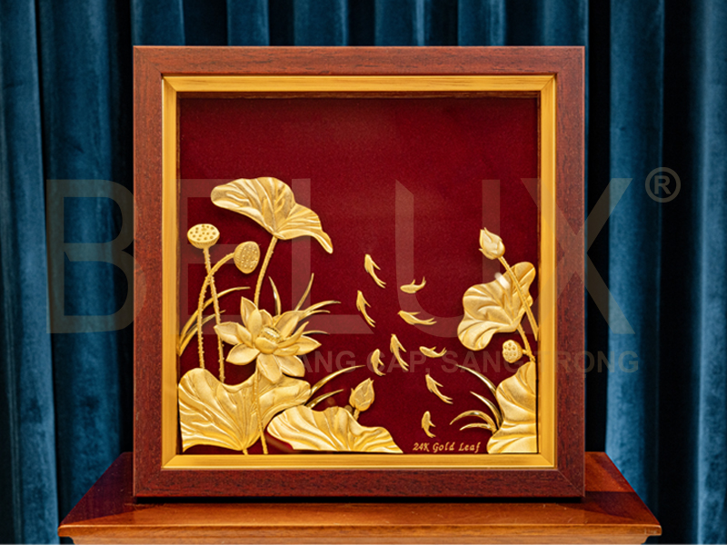 Tranh Cá Chép Hoa Sen Nền Đỏ Dát Vàng 24k KT 26x26cm