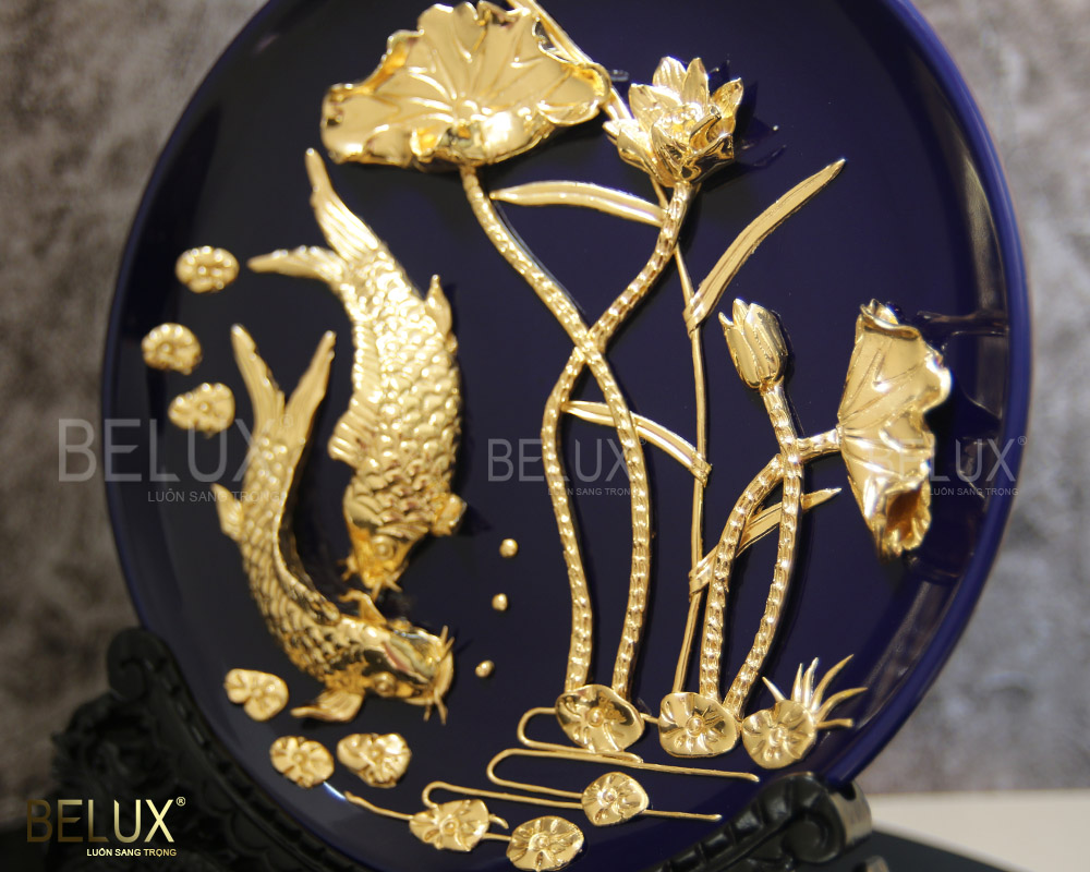 Đĩa cá chép hoa sen dát vàng 24k D20 nền tím than