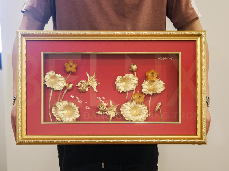Tranh hoa sen cá vàng dát vàng 24k