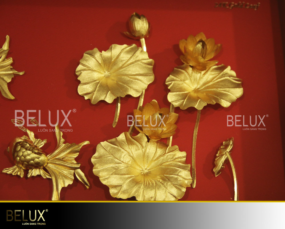 Tranh hoa sen cá vàng dát vàng 24k