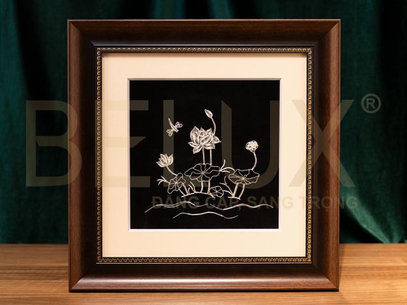 Tranh hoa sen bằng bạc – Dấu ấn thanh khiết giữa không gian sang trọng