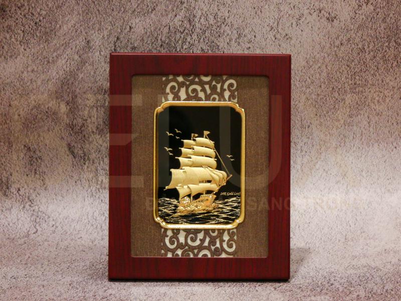 Tranh thuận buồm xuôi gió dát vàng 24k