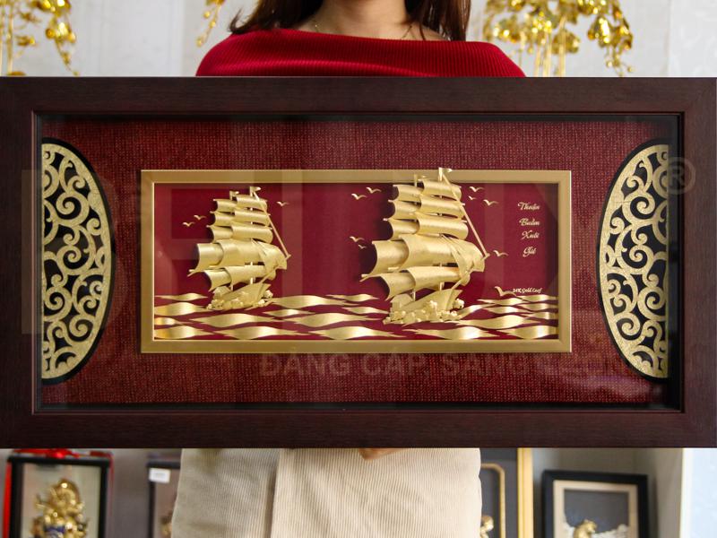 Tranh thuyền buồm nền đỏ dát vàng 24k