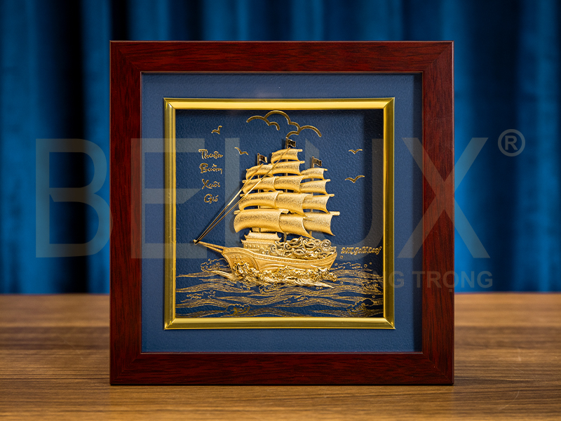 Tranh "Thuận Buồm Xuôi Gió" Nền Xanh Dát Vàng 24k (20x20cm) – Khát Vọng Vươn Khơi &amp; Bản Lĩnh Người Thuyền Trưởng