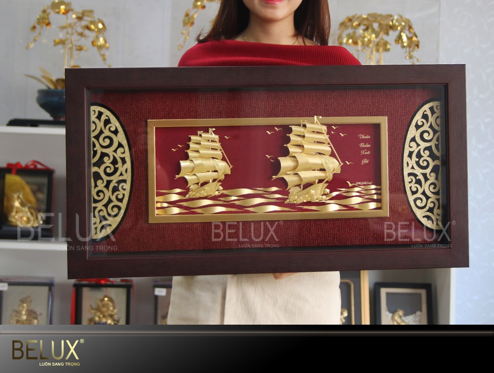 Tranh thuyền buồm nền đỏ dát vàng 24k