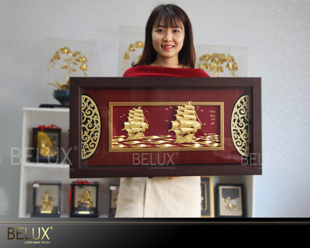 Tranh thuyền buồm nền đỏ dát vàng 24k