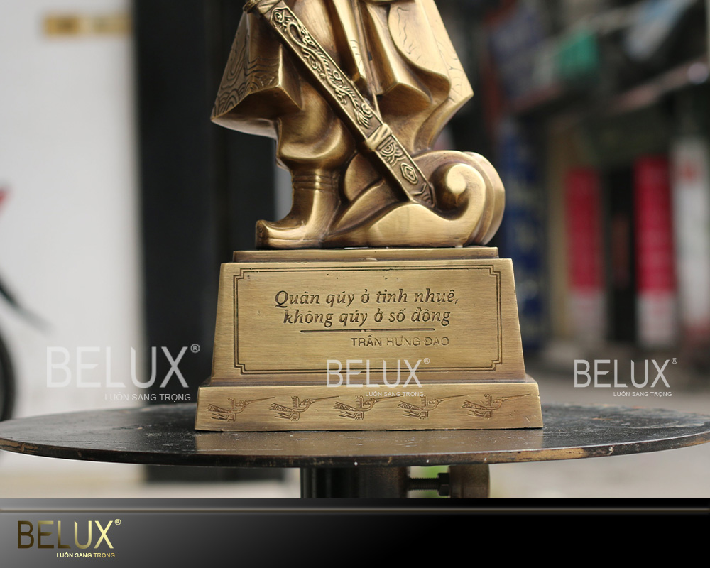 Tượng Trần Hưng Đạo bằng đồng vàng cao 42cm